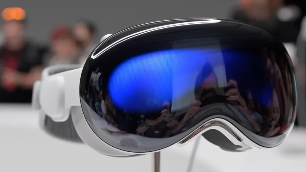 Apple Vision Pro 2, kullanıcıların uzun süreli kullanımda rahatsızlık hissetmemesi için hafif ve ergonomik bir tasarıma sahip. Özellikle, kullanıcıların baş ve yüz bölgesine uyum sağlayan yastıklı bantlar ve hafif malzemeler, cihazın kullanımını oldukça konforlu hale getiriyor. Bu, özellikle uzun süreli VR deneyimleri için büyük bir avantaj.